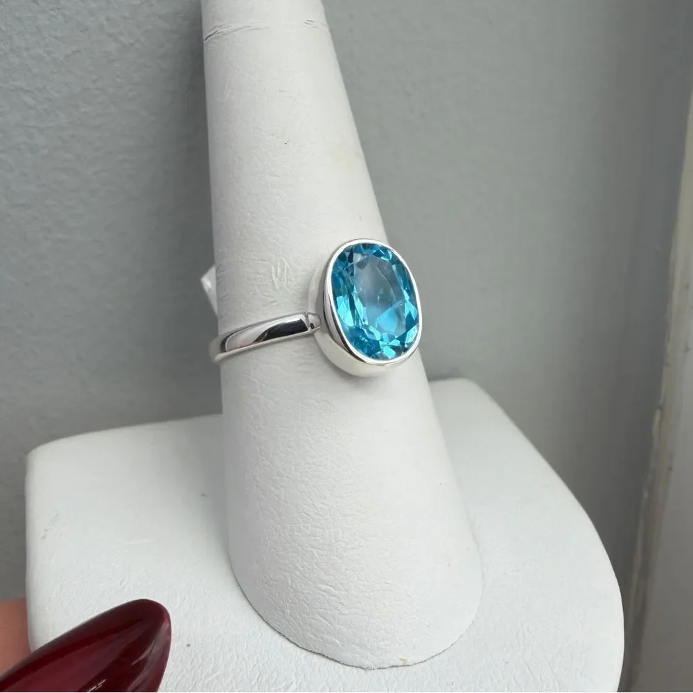 NWT 7x10mm oval cut faceted Swiss Blue Topaz‎ solitaire ring in sterling silver!